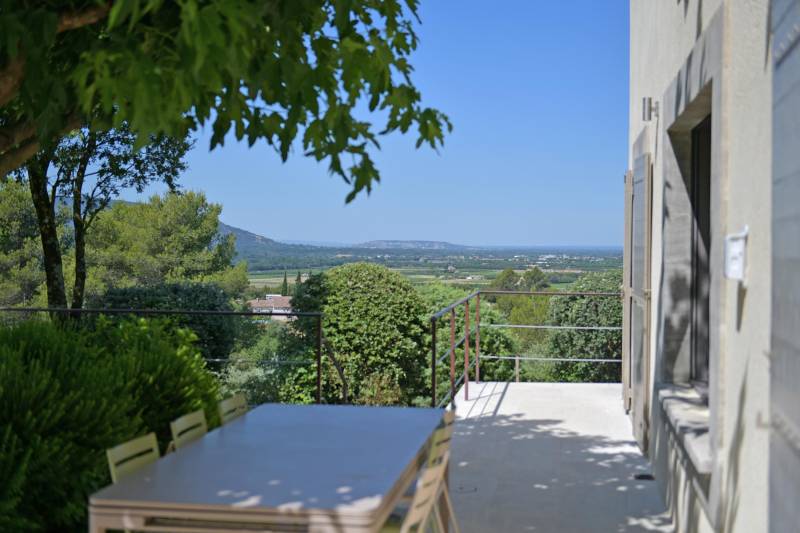 Maison d'architecte avec piscine et vue, dans un coin de garrigue au calme, entre Gordes et Ménerbes.