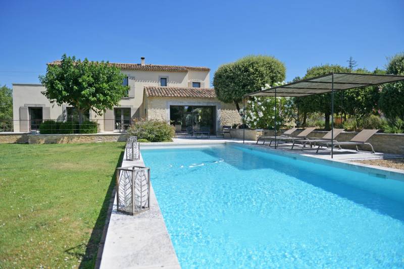 Maison d'architecte avec piscine et vue, dans un coin de garrigue au calme, entre Gordes et Ménerbes.