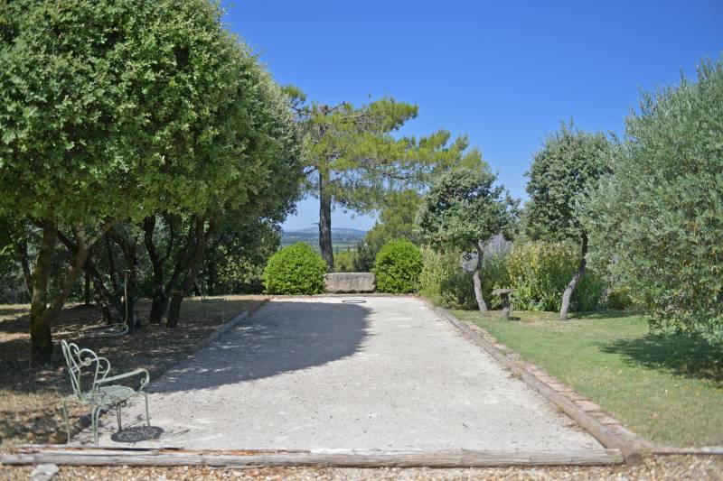 Maison d'architecte avec piscine et vue, dans un coin de garrigue au calme, entre Gordes et Ménerbes.