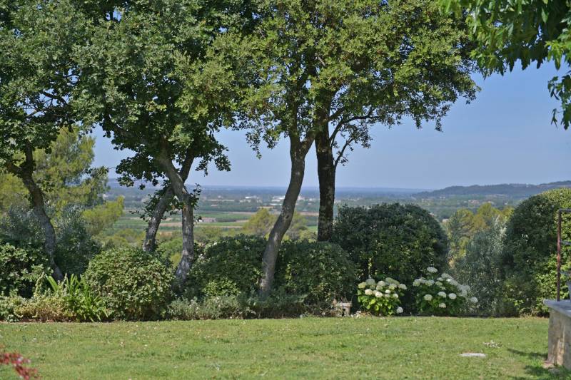 Maison d'architecte avec piscine et vue, dans un coin de garrigue au calme, entre Gordes et Ménerbes.