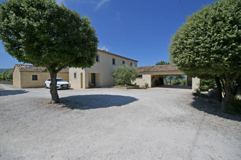 Maison d'architecte avec piscine et vue, dans un coin de garrigue au calme, entre Gordes et Ménerbes.