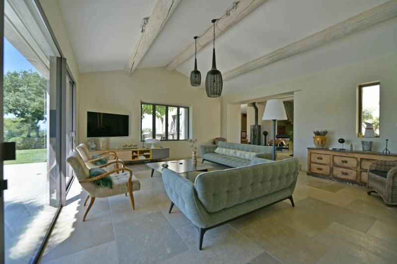 Maison d'architecte avec piscine et vue, dans un coin de garrigue au calme, entre Gordes et Ménerbes.