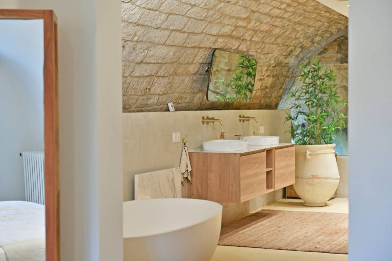 Authentique et rare maison au cœur du village de Gordes, entièrement restaurée, alliant charme historique et confort moderne - BIEN VENDU -
