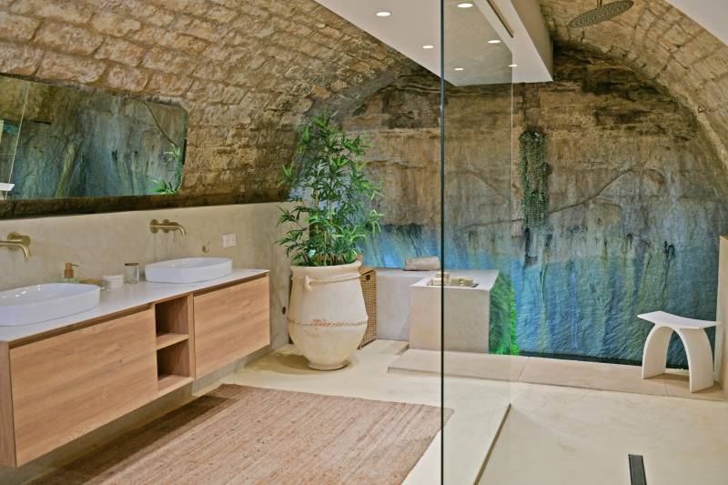 Authentique et rare maison au cœur du village de Gordes, entièrement restaurée, alliant charme historique et confort moderne - BIEN VENDU -
