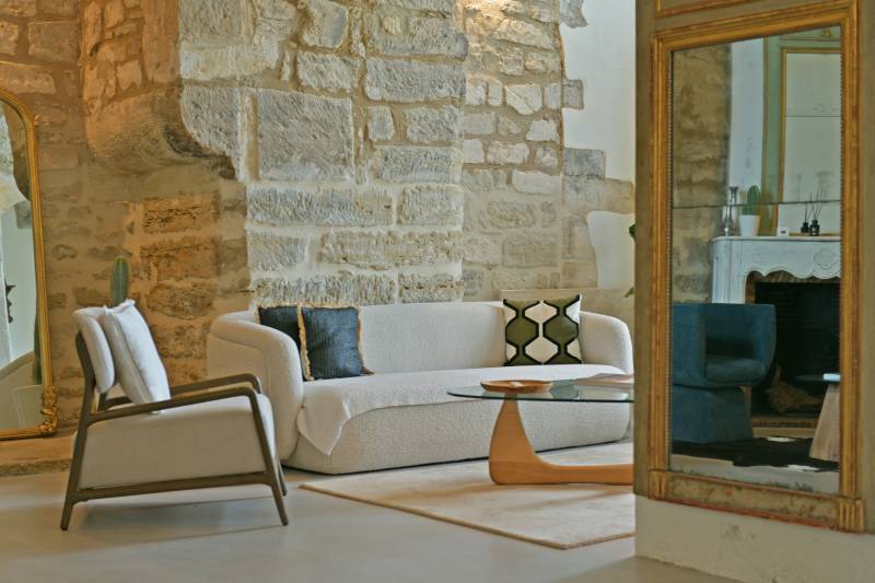 Charme, pierres apparentes, pièce voûtée, vue Alpilles et Luberon