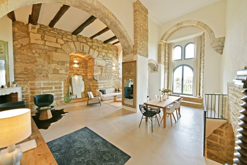 Authentique et rare maison au cœur du village de Gordes, entièrement restaurée, alliant charme historique et confort moderne - BIEN VENDU -