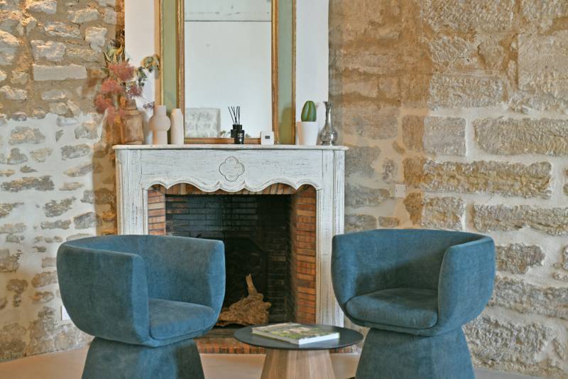 Authentique et rare maison au cœur du village de Gordes, entièrement restaurée, alliant charme historique et confort moderne - BIEN VENDU -