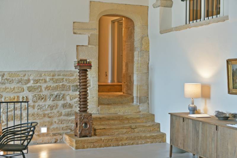 Authentique et rare maison au cœur du village de Gordes, entièrement restaurée, alliant charme historique et confort moderne - BIEN VENDU -