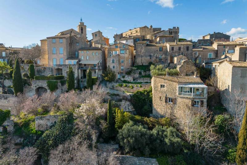 Exclusivité à Gordes, maison de village avec terrasse et jardin en position dominante avec vue  avec terrasse et jardin.