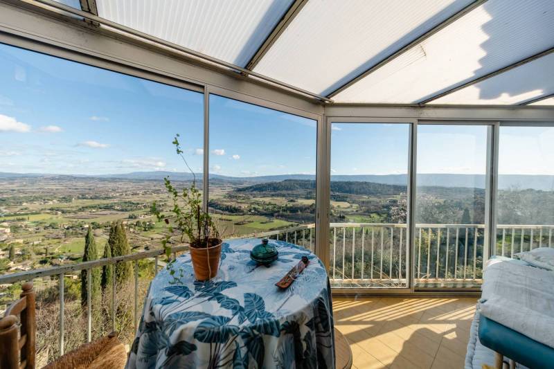 Exclusivité à Gordes, maison de village avec terrasse et jardin en position dominante avec vue  avec terrasse et jardin.