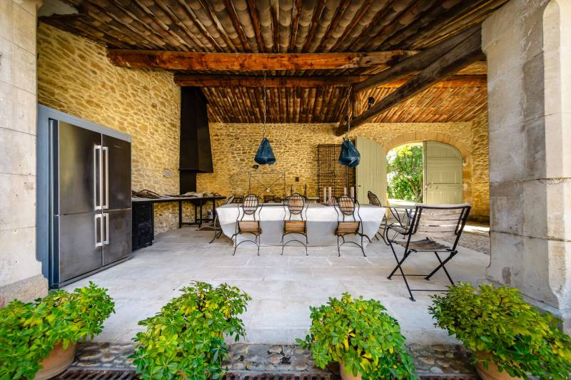 Au cœur du Luberon, élégante propriété rénovée, véritable hameau privé composé de plusieurs corps de bâtiments organisés autour de trois cours et jardins avec piscine.