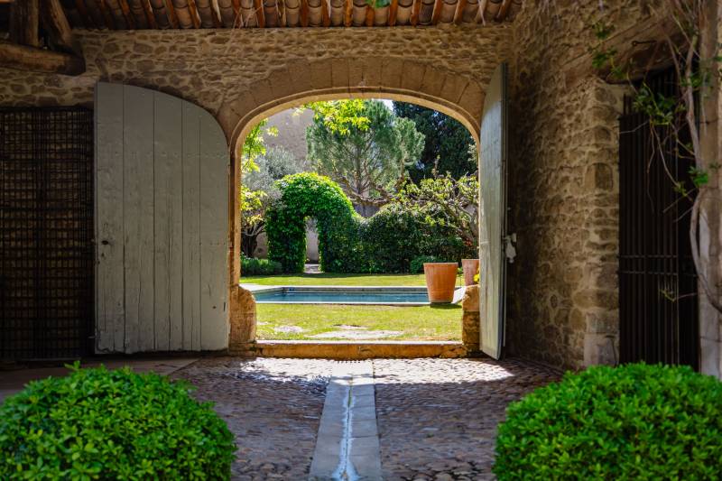 Au cœur du Luberon, élégante propriété rénovée, véritable hameau privé composé de plusieurs corps de bâtiments organisés autour de trois cours et jardins avec piscine.