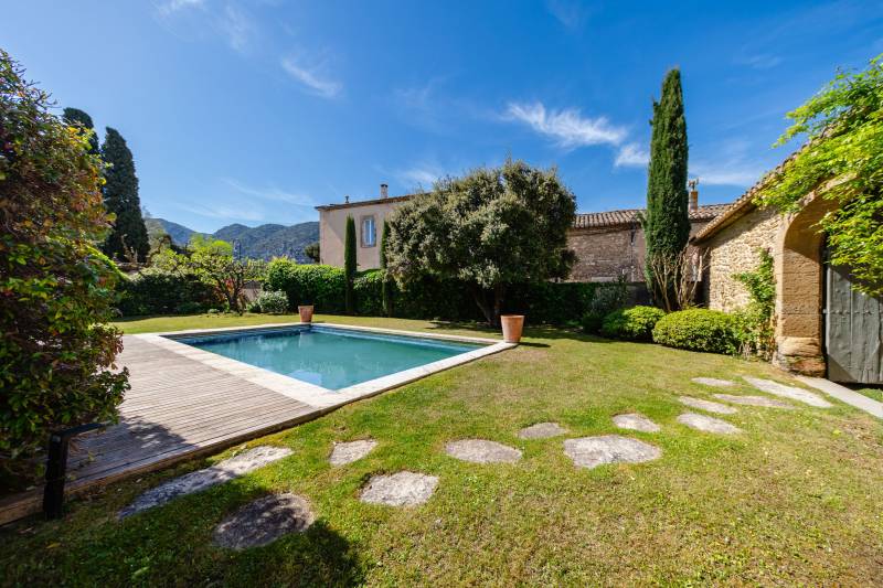Au cœur du Luberon, élégante propriété rénovée, véritable hameau privé composé de plusieurs corps de bâtiments organisés autour de trois cours et jardins avec piscine.