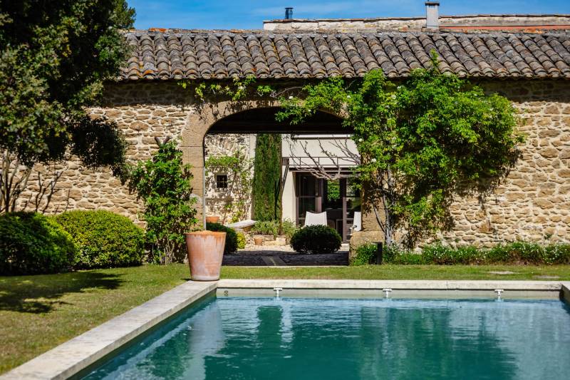 Au cœur du Luberon, élégante propriété rénovée, véritable hameau privé composé de plusieurs corps de bâtiments organisés autour de trois cours et jardins avec piscine.