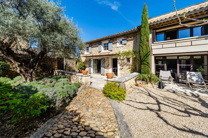 Au cœur du Luberon, élégante propriété rénovée, véritable hameau privé composé de plusieurs corps de bâtiments organisés autour de trois cours et jardins avec piscine.