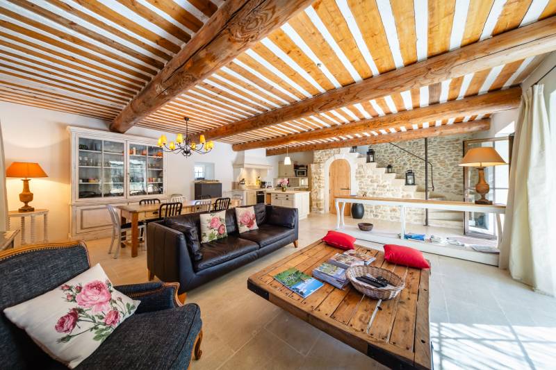Au cœur du Luberon, élégante propriété rénovée, véritable hameau privé composé de plusieurs corps de bâtiments organisés autour de trois cours et jardins avec piscine.