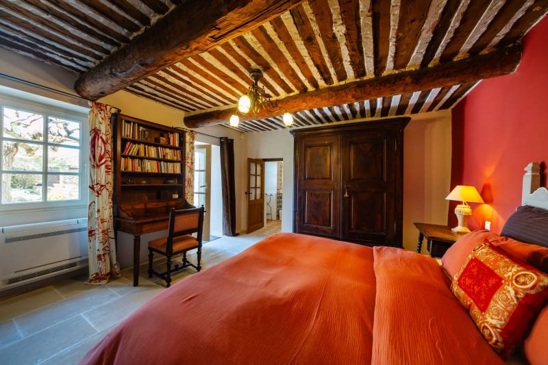 Au cœur du Luberon, élégante propriété rénovée, véritable hameau privé composé de plusieurs corps de bâtiments organisés autour de trois cours et jardins avec piscine.