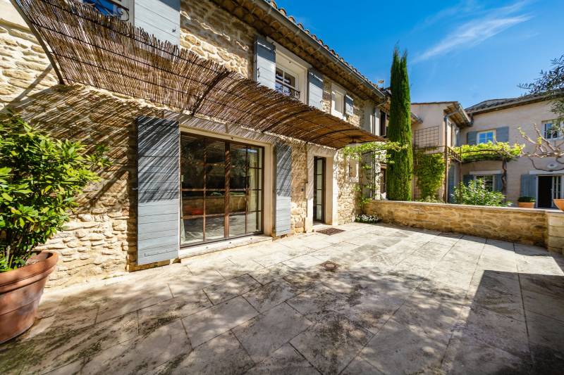 Au cœur du Luberon, élégante propriété rénovée, véritable hameau privé composé de plusieurs corps de bâtiments organisés autour de trois cours et jardins avec piscine.