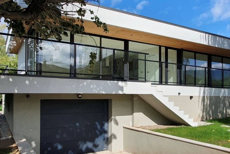 À seulement 50 m de la frontière suisse, à vendre propriété contemporaine située à Ville-la-Grand (74100) incarnant une opportunité rare sur le marché immobilier frontalier.