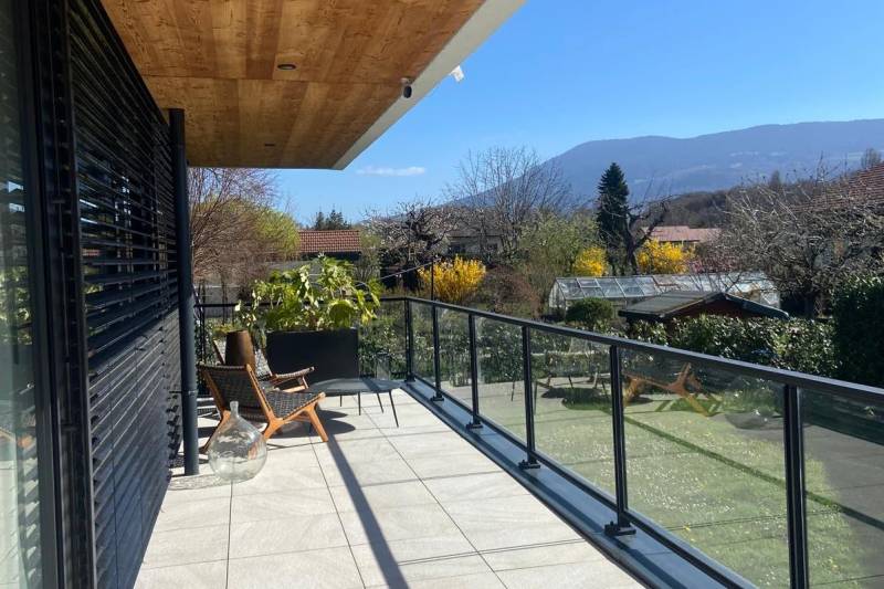 À seulement 50 m de la frontière suisse, à vendre propriété contemporaine située à Ville-la-Grand (74100) incarnant une opportunité rare sur le marché immobilier frontalier.