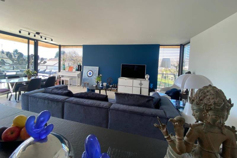 À seulement 50 m de la frontière suisse, à vendre propriété contemporaine située à Ville-la-Grand (74100) incarnant une opportunité rare sur le marché immobilier frontalier.