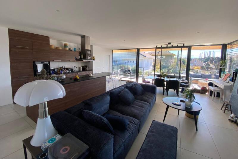 À seulement 50 m de la frontière suisse, à vendre propriété contemporaine située à Ville-la-Grand (74100) incarnant une opportunité rare sur le marché immobilier frontalier.