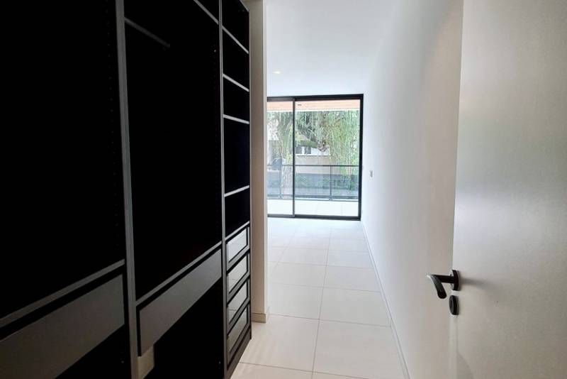 À seulement 50 m de la frontière suisse, à vendre propriété contemporaine située à Ville-la-Grand (74100) incarnant une opportunité rare sur le marché immobilier frontalier.