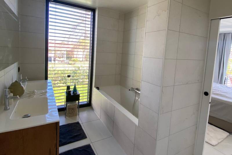 À seulement 50 m de la frontière suisse, à vendre propriété contemporaine située à Ville-la-Grand (74100) incarnant une opportunité rare sur le marché immobilier frontalier.