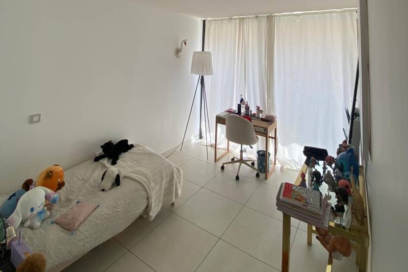 À seulement 50 m de la frontière suisse, à vendre propriété contemporaine située à Ville-la-Grand (74100) incarnant une opportunité rare sur le marché immobilier frontalier.