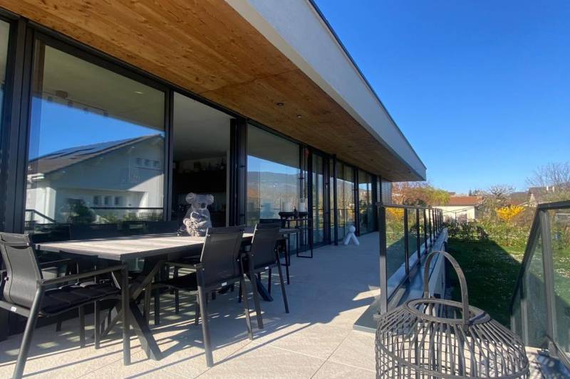 À seulement 50 m de la frontière suisse, à vendre propriété contemporaine située à Ville-la-Grand (74100) incarnant une opportunité rare sur le marché immobilier frontalier.