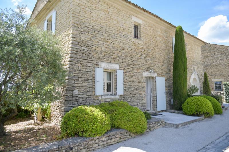 Gordes : maison en bordure de village avec garage et piscine dans une petite copropriété de charme.