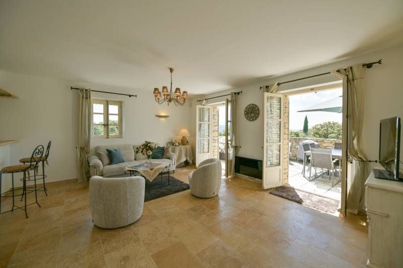 Gordes : maison en bordure de village avec garage et piscine dans une petite copropriété de charme.