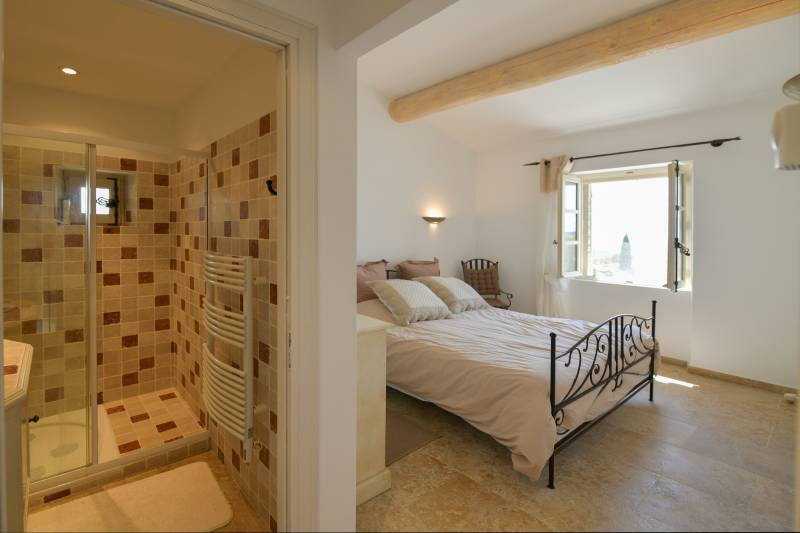 Gordes : maison en bordure de village avec garage et piscine dans une petite copropriété de charme.