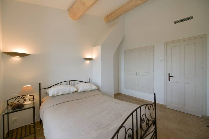 Gordes : maison en bordure de village avec garage et piscine dans une petite copropriété de charme.
