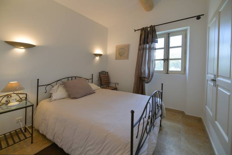 Gordes : maison en bordure de village avec garage et piscine dans une petite copropriété de charme.