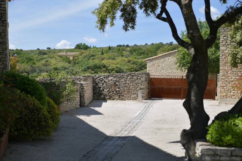 Gordes : maison en bordure de village avec garage et piscine dans une petite copropriété de charme.