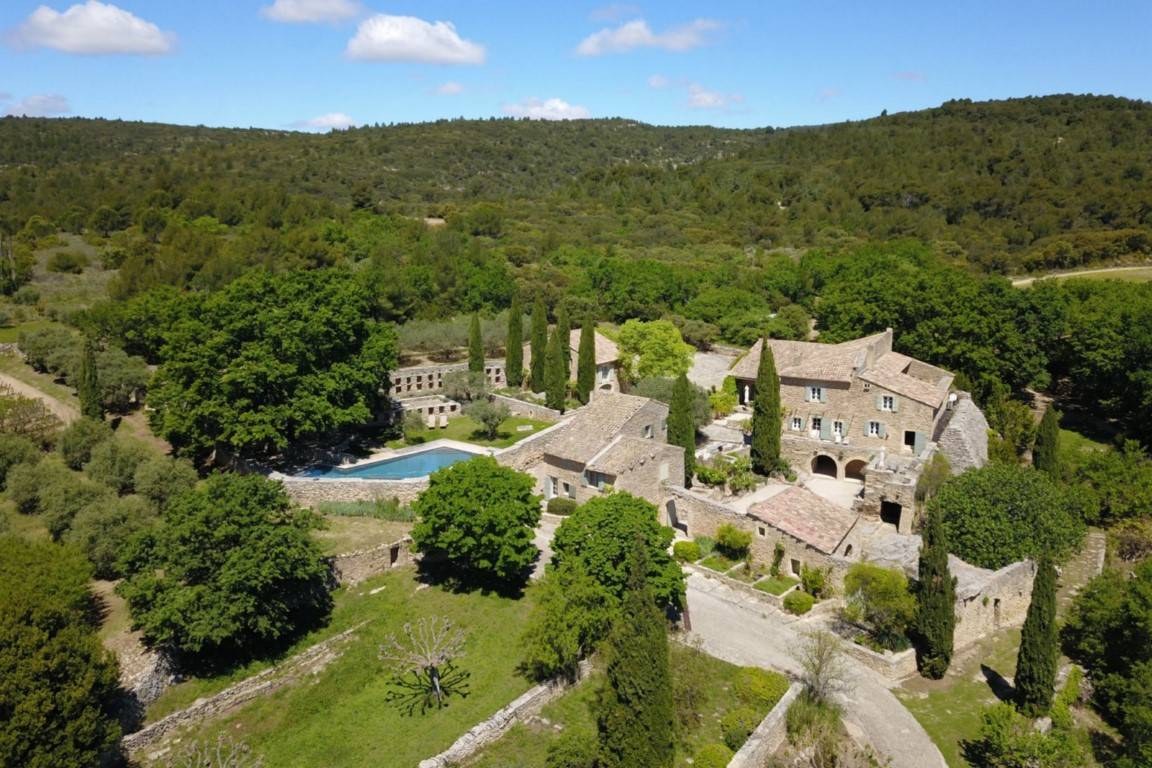 proche de Gordes, unique propriété de caractère sur 25 hectares   