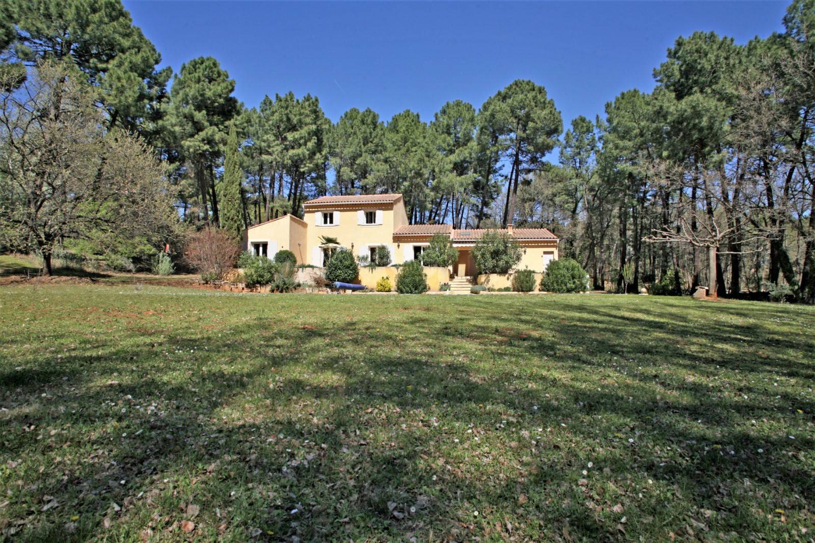 Roussillon : belle maison avec parc et piscine à deux pas du village   