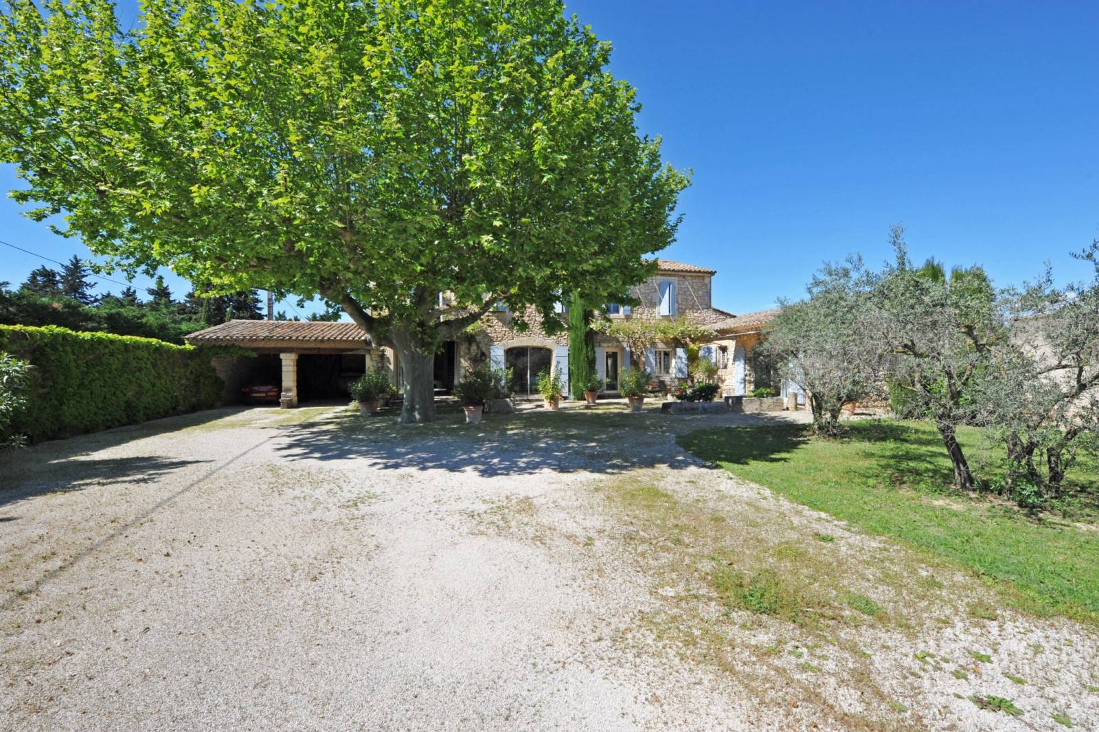 mas provençal XVIIIème entièrement rénové dans environnement calme aux portes du Luberon   