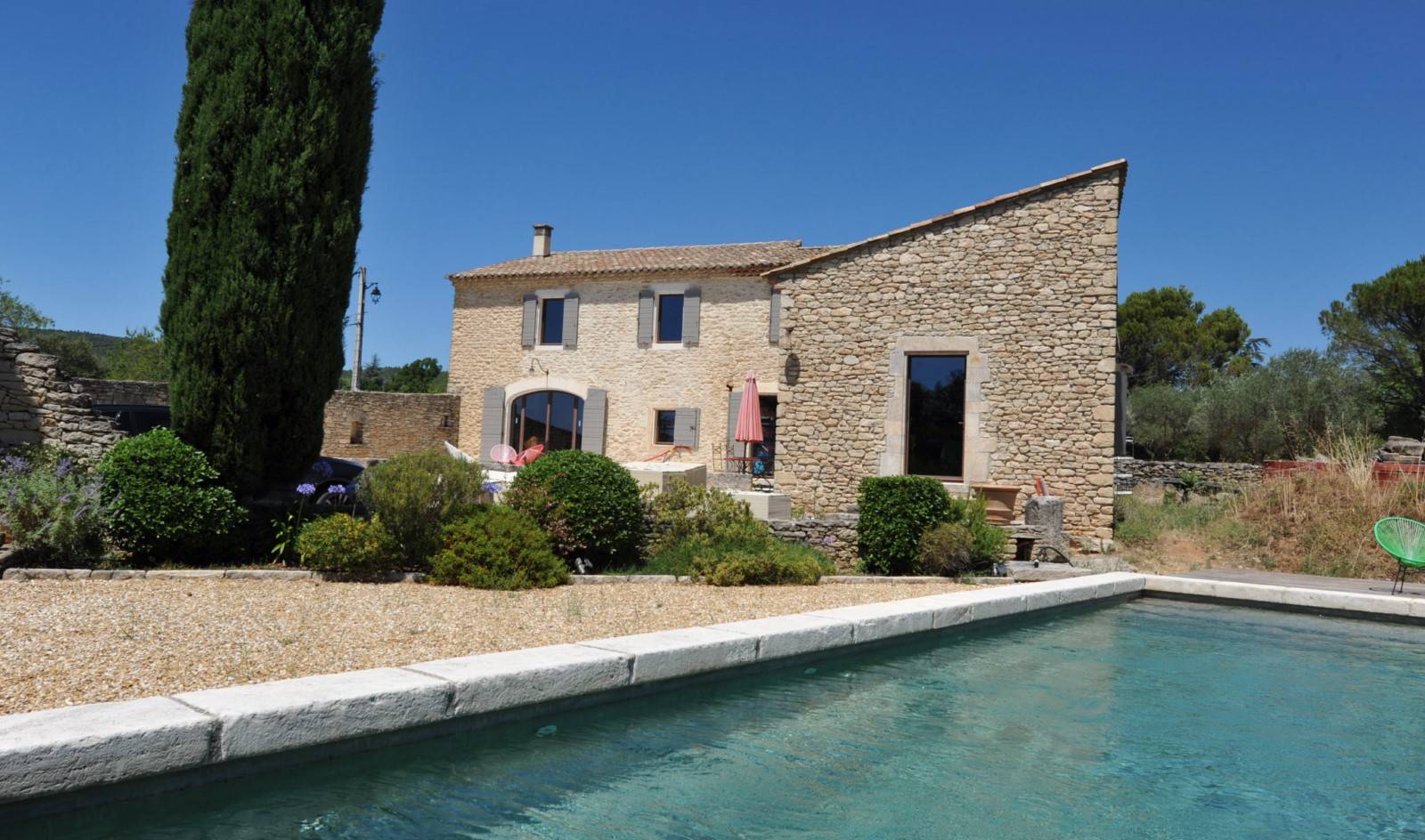 proche Gordes, mas de village en pierres avec cour   