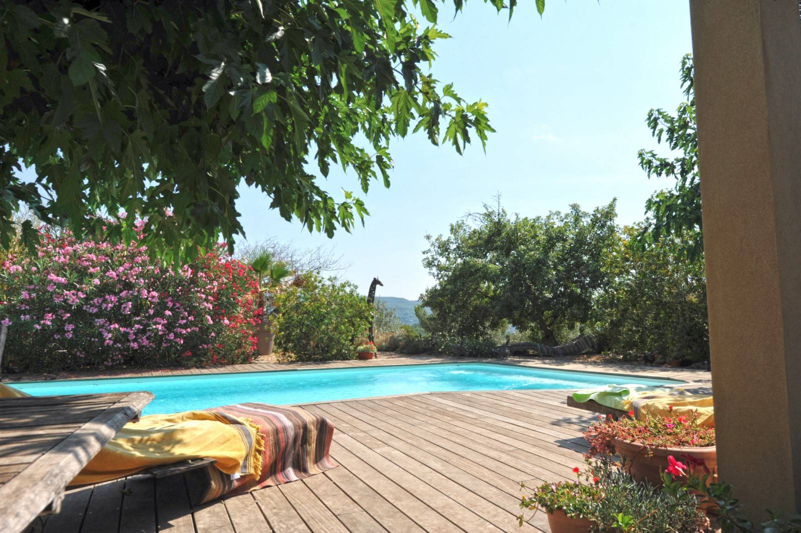 sur les hauteurs d'Apt, maison de plain-pied avec gîte et 2 piscines   