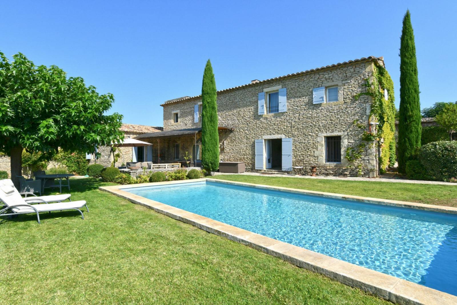 Gordes : Maison en pierres avec piscine en bordure de village   