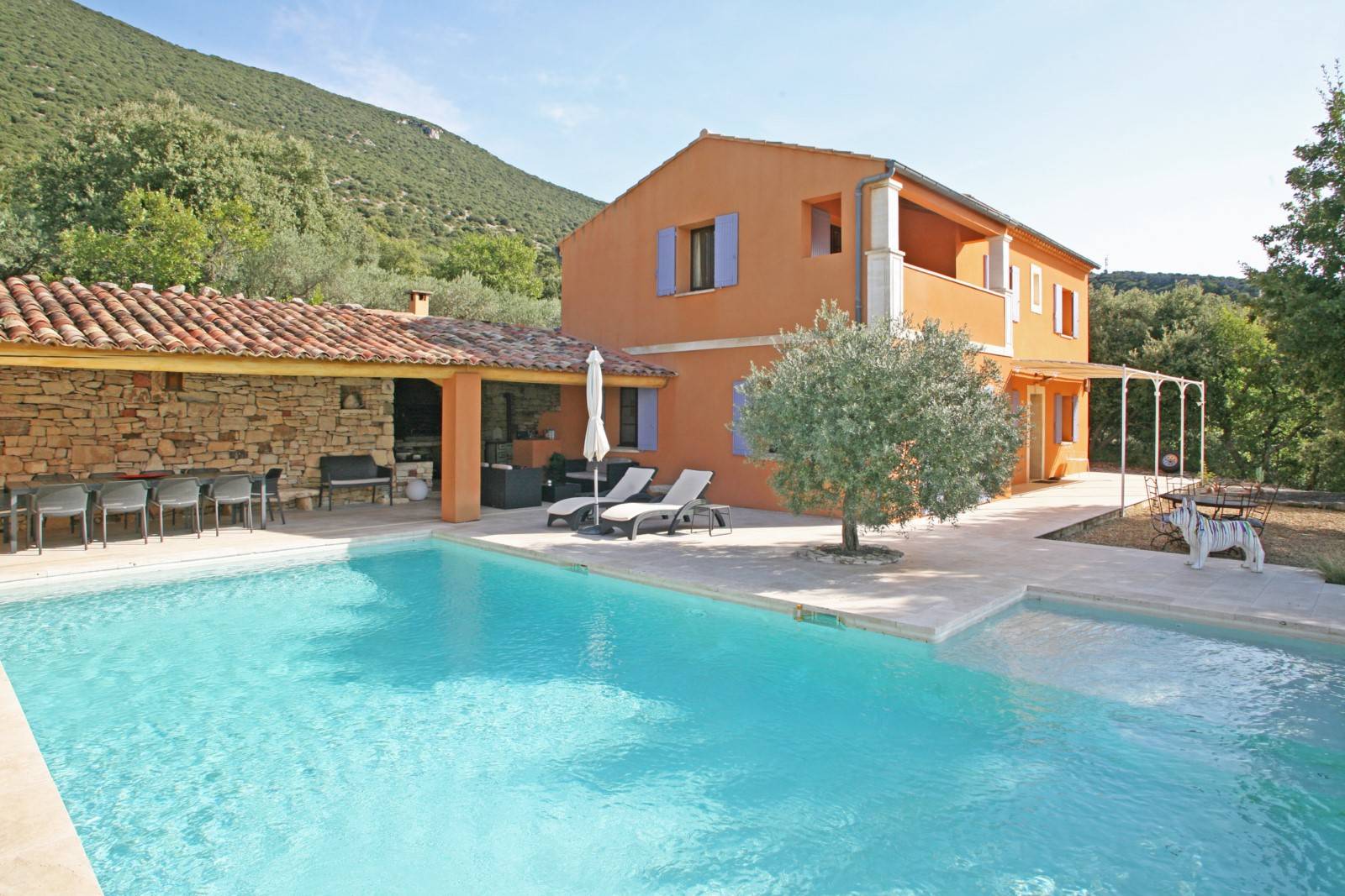 Exclusivité à Rustrel : maison à deux pas du village avec vue dominante et piscine   