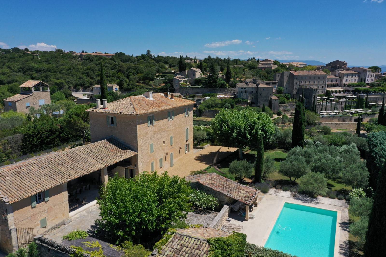 Magnifique bastide avec piscine dans le village de Gordes   
