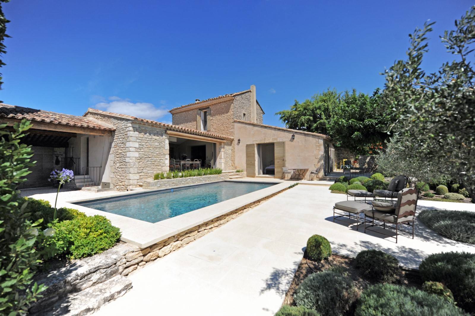 Exclusivité à Gordes, maison de village avec piscine et vue dominante   
