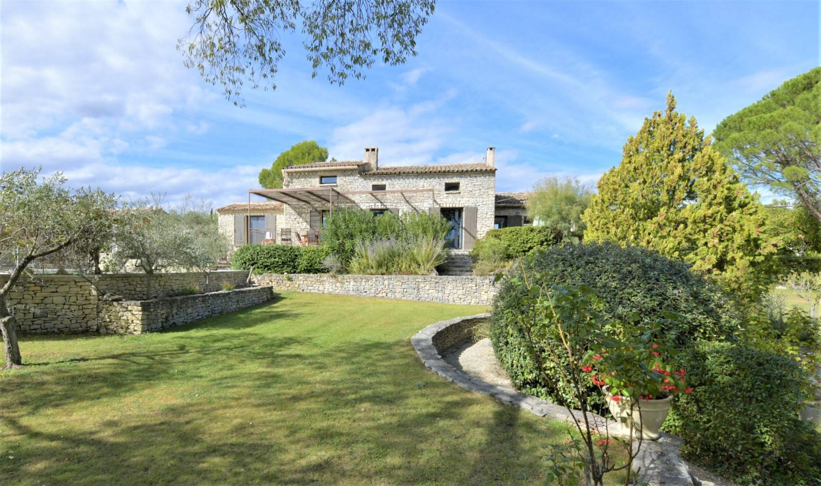 à Gordes, belle villa en pierres avec vues   