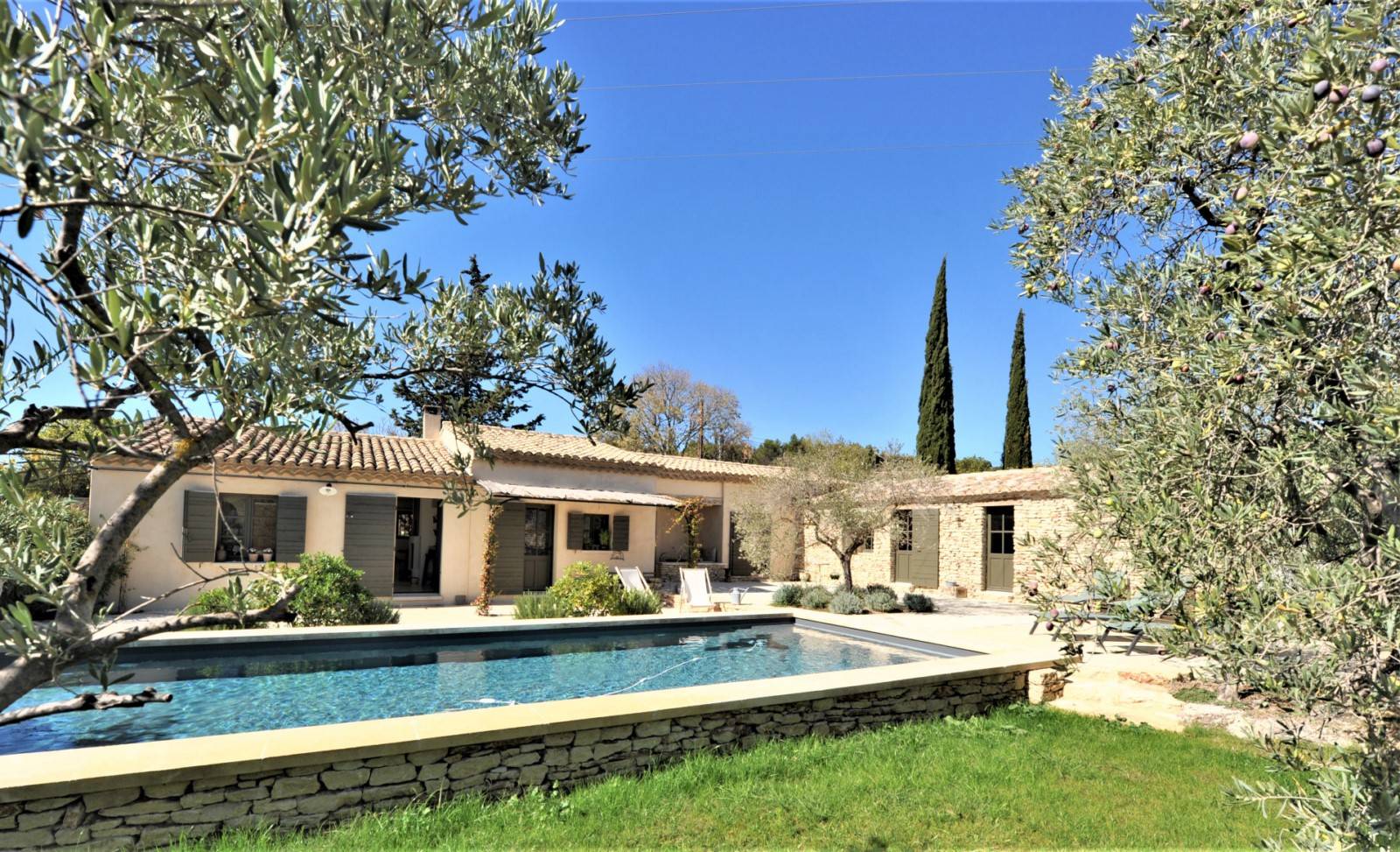 Gordes : villa contemporaine avec vues sur le Luberon   