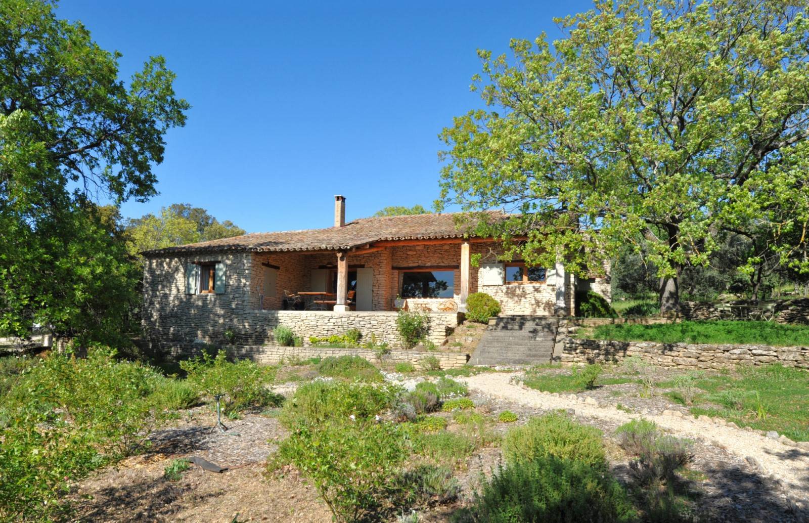 Gordes : Belle maison en pierres sur grand terrain   