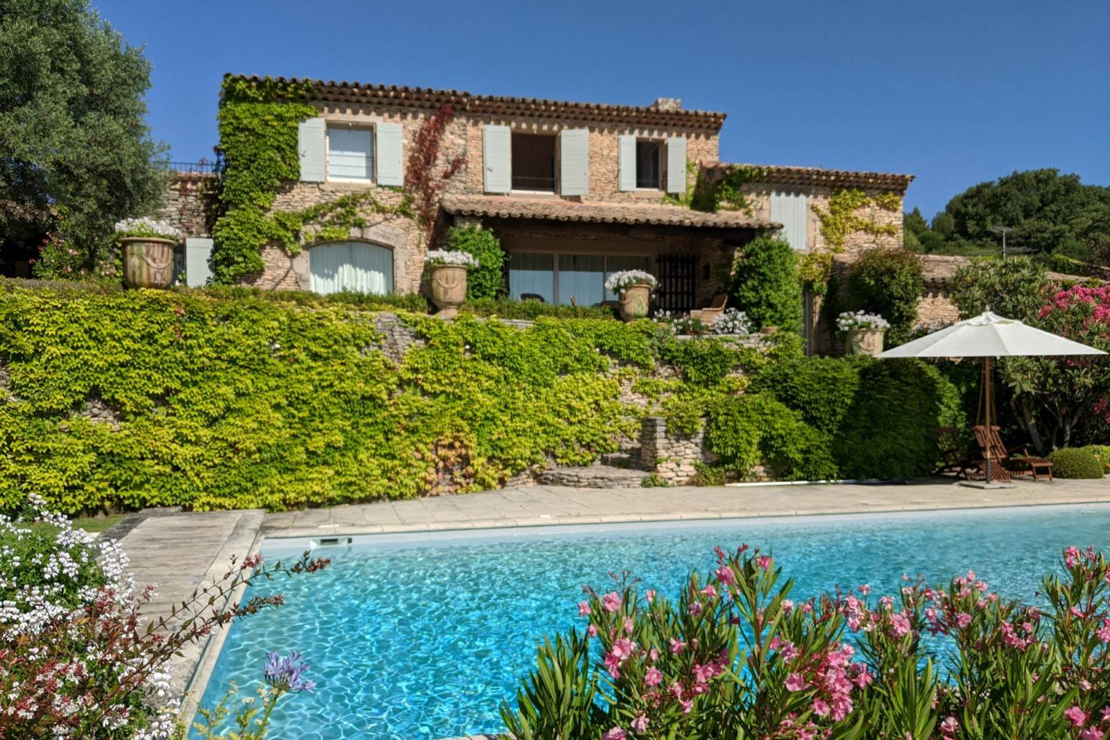 Gordes, maison avec vue imprenable sur toute la vallée du Luberon.   
