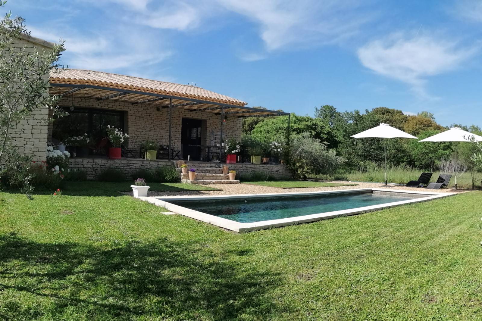 à Gordes, maison contemporaine en pierres face au Luberon    